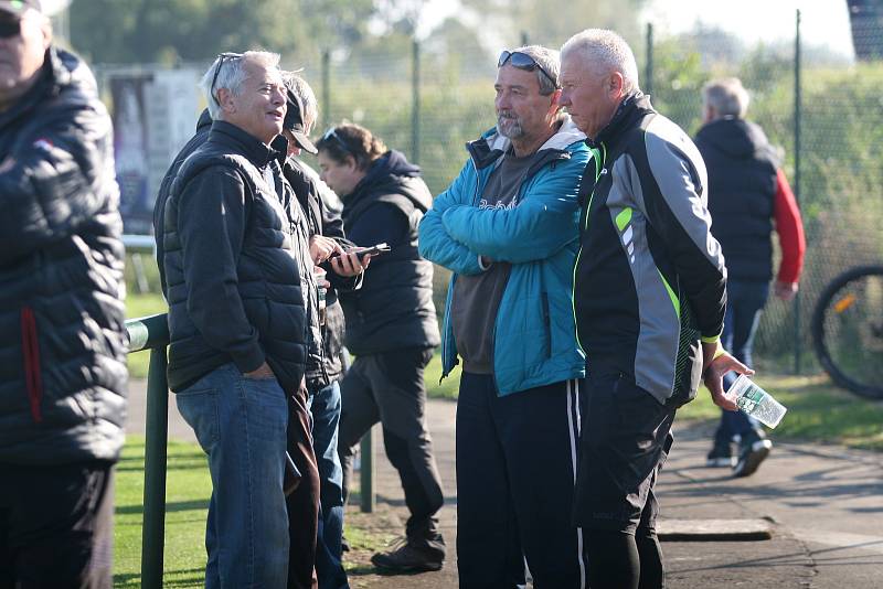 Ve šlágru 10. kola fotbalového krajského přeboru remizovala Napajedla (v červeném) s Baťovem 2:2, když domácí dokázali smazat dvoubrankové manko.