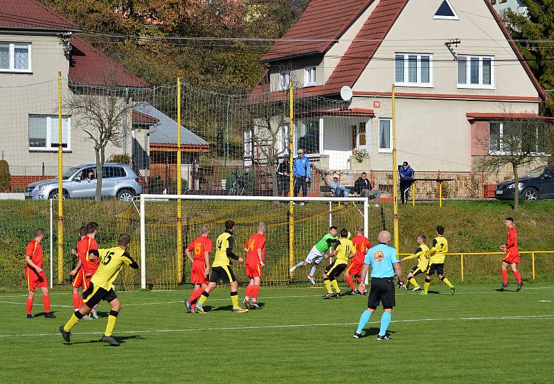 Fotbalisté Tečovic (žluté dresy) doma překvapivě přehráli Mladcovou.