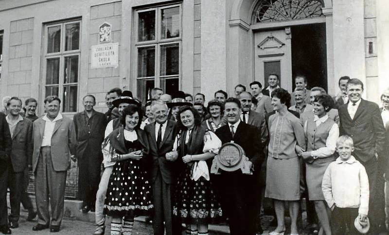 JASENNÁ, VZÁCNÁ NÁVŠTĚVA. V létě roku 1965, 9. července, navštívil Jasennou prezident Antonín Novotný. Ve zdejší škole jej přivítaly desítky lidí. Nechyběly ani krojované ženy, které se s ním rády vyfotily. Ne nadarmo se prezidentu přezdívalo „sličný“.