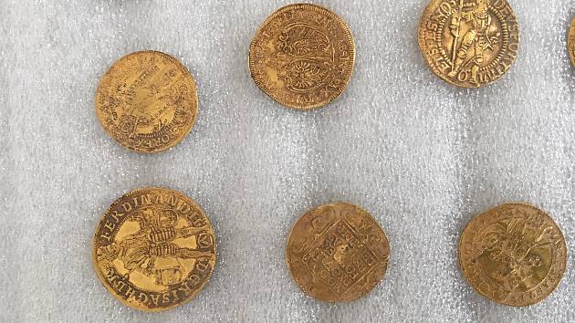 Poklad 74 zlatých mincí (dukátů) z období 2. poloviny až 1. třetiny 16. století nalezený v lesnaté oblasti Hostýnských vrchů.