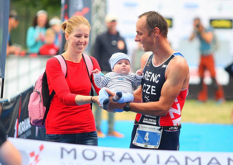 Triatlonista Tomáš Řenč v rekordním čase 8:26:29 hodiny ovládl osmnáctý ročník Moraviamanu. Celkem se na start hlavního prestižního závodu postavilo 350 mužů a žen.