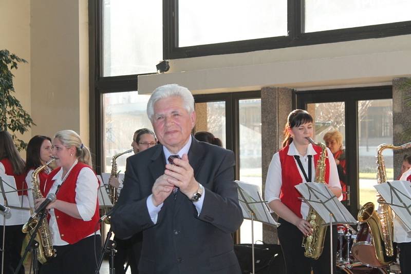 Luhačovický saxofonový orchestr, složený ze samých dívek. Věkové složení orchestru je od základní do střední školy. Jedná se o jediný orchestr svého druhu v ČR.