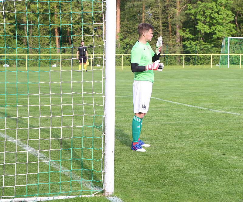 Fotbalisté Mladcové (žluté dresy) v semifinále KFS prohráli s Kateřinicemi 1:3.