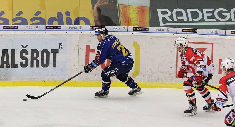 Hokejisté Zlína (modré dresy) v neděli večer vyzvali Pardubice.