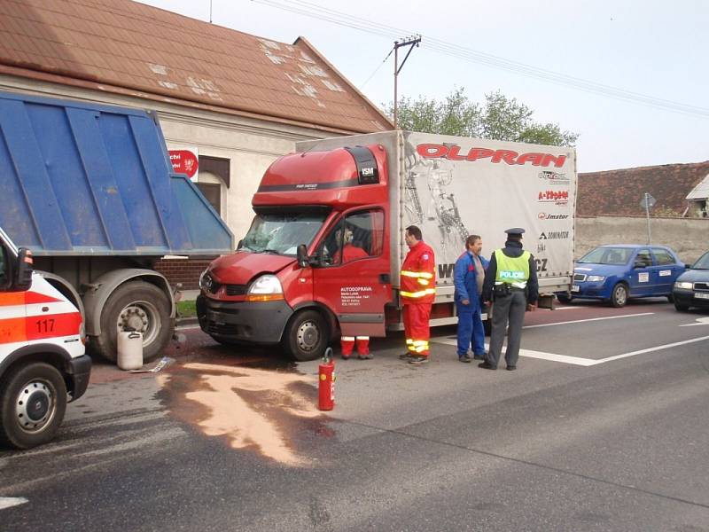 Střet dvou nákladních aut v Tlumačově.