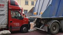 Střet dvou nákladních aut v Tlumačově.