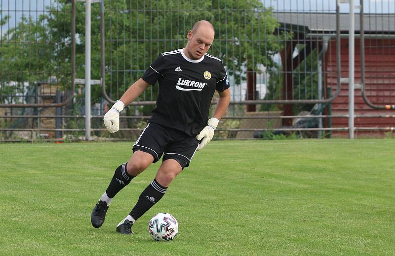 Fotbalisté Luhačovic (ve žlutých dresech) zvítězili na hřišti Sokola Veselá 4:3.