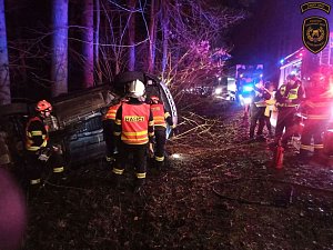 Pondělní cestu ukončil řidič v lese u Zádveřic s autem převráceným na bok; 5. února 2024
