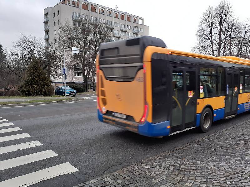 A na jakých místech ve Zlíně by si měli ještě všichni dávat pozor? Podle odborníků na bezpečnost v dopravě jde prakticky o téměř celou Třídu Tomáše Bati ve Zlíně, zejména v úseku od Komerční banky směrem na Vizovice, k prodejně Lidl. Zde by prý pomohly ke