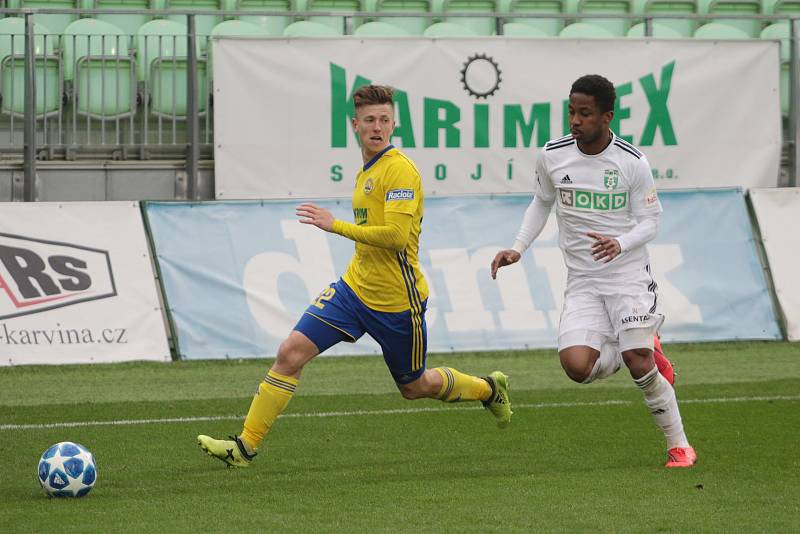 Fotbalisté Zlína (ve žlutých dresech) prohráli na hřišti předposlední Karviné 0:2