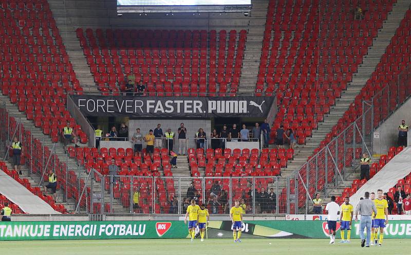 Fotbalisté Zlína (žluté dresy) ve 2. kole FORTUNA:LIGY prohráli se Slavií Praha 1:4.