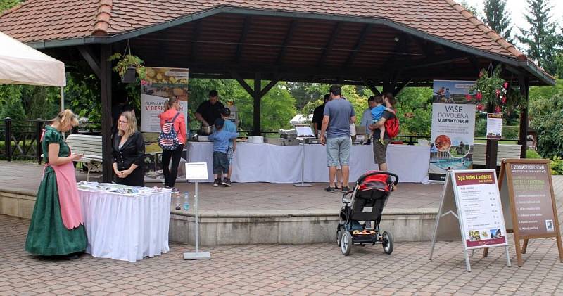 První Zoogastrofestival v zoologické zahradě v Lešné