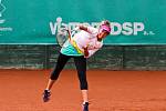 Rakušanka Melanie Klaffnerová (v bílém) ovládla 7. ročník mezinárodního tenisového turnaje žen kategorie ITF Smart Card Open Monet+ ve Zlíně, když v nedělním finále dvakrát přerušené deštěm bez větších problémů přehrála Slovenku Kristínu Kučovou 