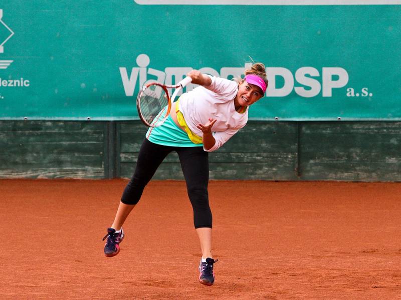 Rakušanka Melanie Klaffnerová (v bílém) ovládla 7. ročník mezinárodního tenisového turnaje žen kategorie ITF Smart Card Open Monet+ ve Zlíně, když v nedělním finále dvakrát přerušené deštěm bez větších problémů přehrála Slovenku Kristínu Kučovou 