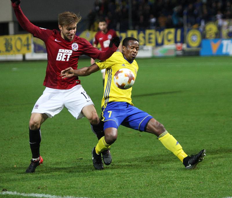 Fotbalisté Zlína (ve žlutém) ve 13. kole HET ligy v neděli od 16 hodin hostili pražskou Spartu.