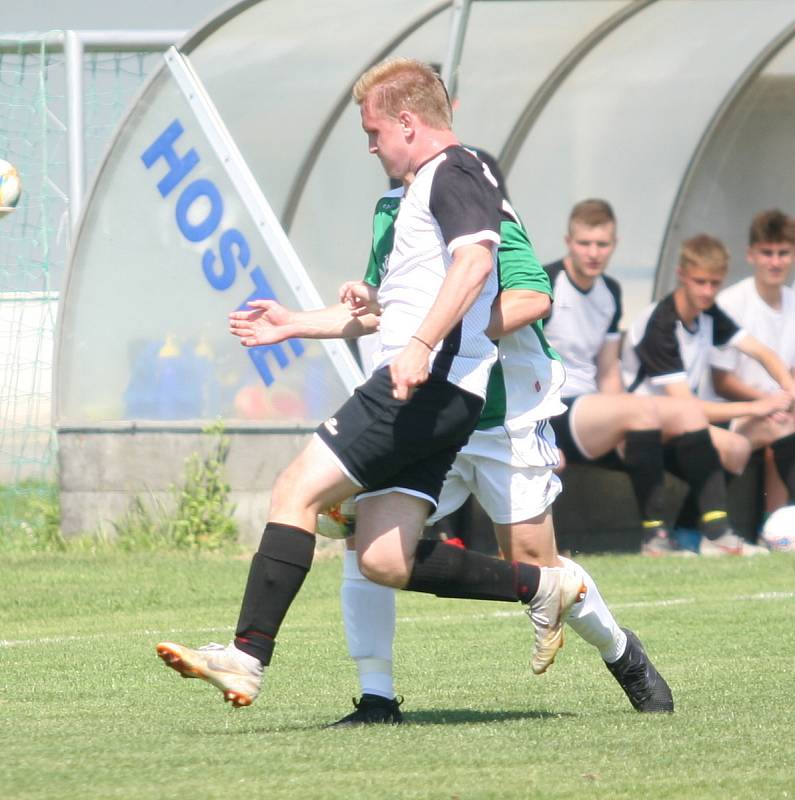 Fotbalisté Vizovic (v bílém) zaskočili v nedělním 24. kole domácí rezervu Fryštáku, kterou porazili 3:1.