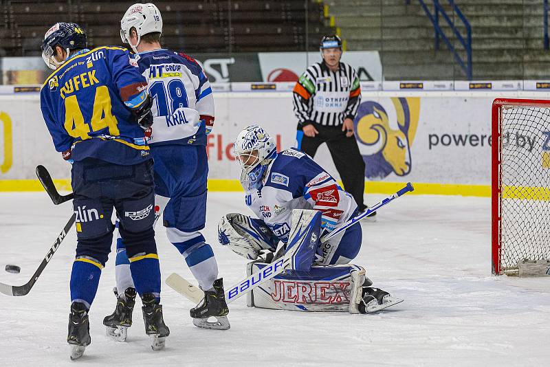 Extraligoví hokejisté Zlína (v modrém) v dohrávce 7. kola extraligy v úterý vyzvali  Kometu Brno.