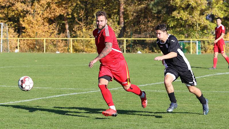 Fotbalisté Mladcové (červené dresy) v šlágru víkendu I.B. třídy skupiny B porazili Lužkovice 4:0.