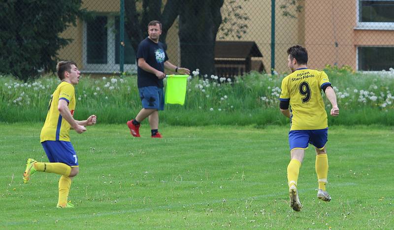 Fotbalisté Malenovic (růžové dresy) ve 21. kole I. B třídy sk. C remizovali se Starým Městem 3:3.