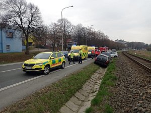 Na hlavním tahu ve Zlíně bourala čtyři auta. Záchranáři ošetřili čtyři zraněné dospělé a jedno dítě.