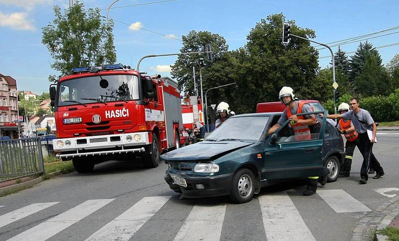 Odklízení vozidla, které havarovalo a následně hořelo na ulici Dlouhá ve Zlíně. 