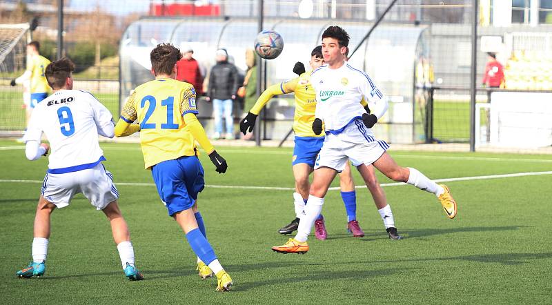 Starší dorostenci Zlína (bílé dresy) zvítězili v Dunajské Stredě 5:4. Přípravný duel ovlivnil silný vítr.