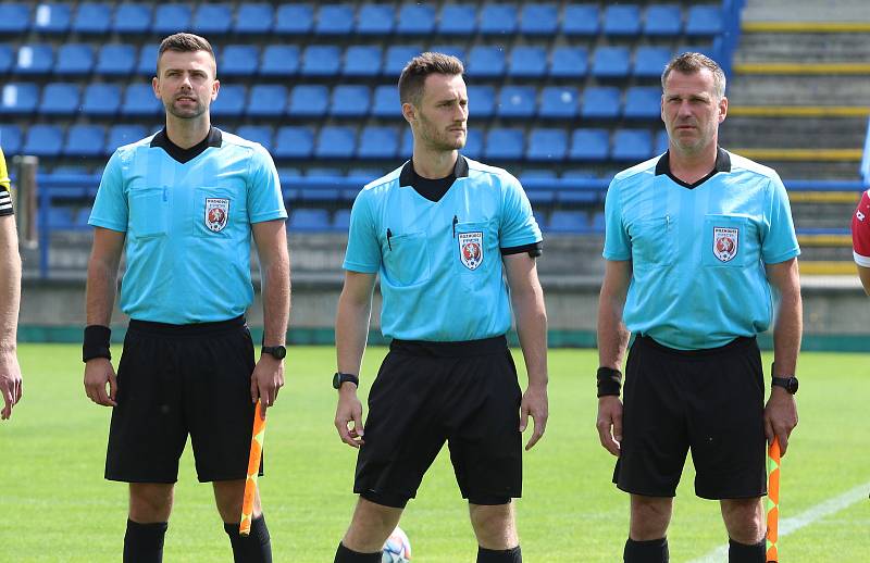 Fotbalisté Zlína B (žluté dresy) v nedělním zápase 29. kole MSFL na Letné remizovali s Frýdkem-Místkem 2:2.