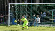 Fotbalisté Kudlova (šedé dresy) v nedělním derby podlehli Provodovu 1:2.