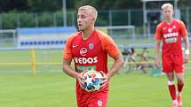 Fotbalisté Zlína B (bílé dresy) v sobotním přípravném zápase na Vršavě remizovali s juniorkou Zbrojovky Brno 2:2.