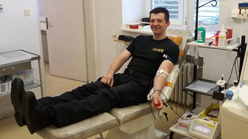 Čtrnáct policistů z pohotovostního a eskortního oddělení hromadně darovalo krev v hematologicko-transfuzní stanici Krajské nemocnice T. Bati ve Zlíně