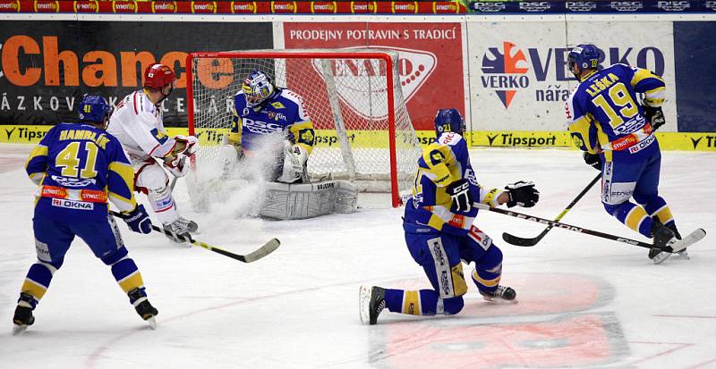 Hokejisté Zlína si poměřili ve čtvrtek 1. března síly v druhém zápase předkola Tipsport Extraligy s třinečtími Oceláři.