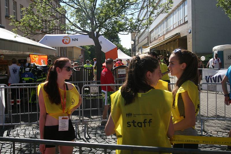 V sobotu se v závěru Filmového festivalu se více než tisícovka běžců zaběhla půlmaraton ulicemi Zlína.