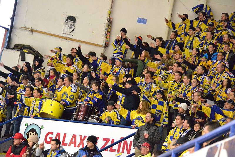 Extraligoví hokejisté Zlína (ve žlutém) v neděli ve 45. kole doma hostili Pardubice. Foto:pro Deník/Jiří Hejtmánek