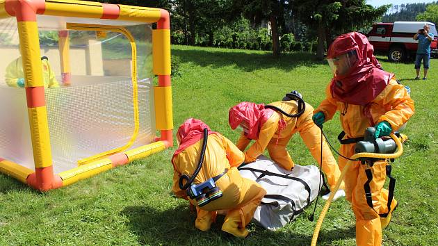 Záchranáři přijíždějí pro pacientku s virem Ebola a transportují do nemocnice Na Bulovce. Zde funguje jediné civilní pracoviště na superspecializované případy infekčních nemocí v České republice. V rámci konference Medicína katastrof si hasiči města Zlína