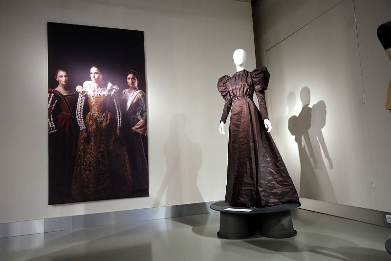 Výstava Oděv v běhu staletí v  muzeu v Napajedlech.Rekonstrukce secesního dámského vycházkového oděvu kolem r. 1895