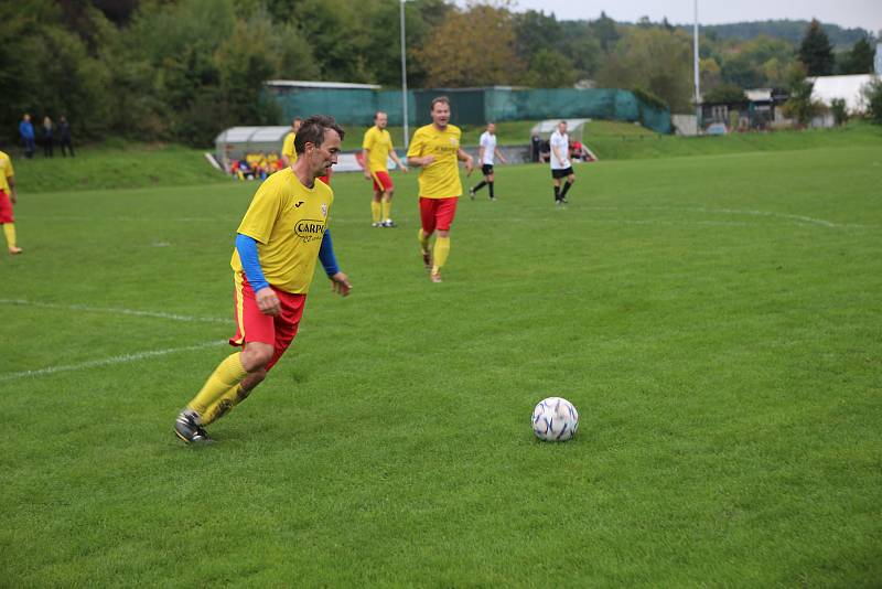 Fotbalové Příluky "B" (žluté dresy) v sobotním 7. kole IV. B třídy poprvé v sezoně bodovaly, rovnou zvítězily. Doma porazily Trnavu 4:3.