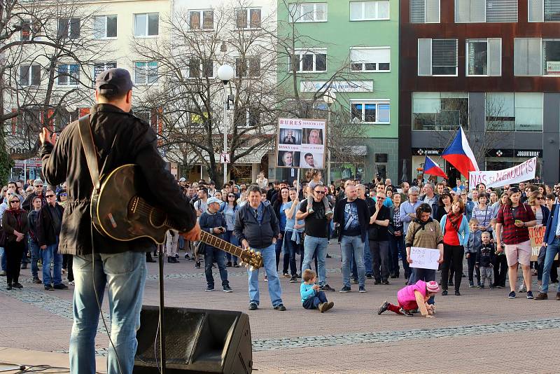 Demostrace proti vládě A. Babiše na náměstí Míru ve Zlíně.