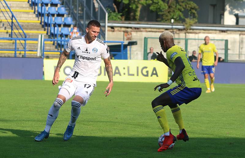 Fotbalisté Zlína (žluté dresy) v 5. kole FORTUNA:LIGY prohráli doma s Olomoucí 1:4.