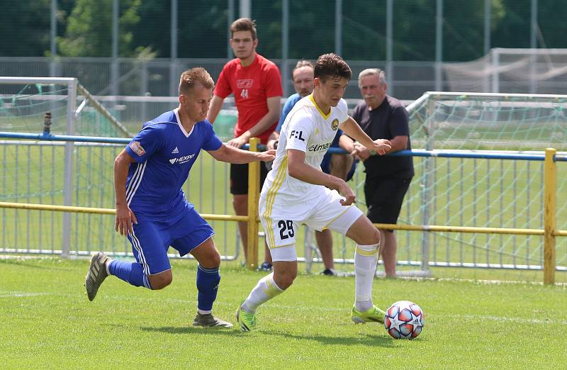 Fotbalisté Zlína (bílé dresy) v úvodním letním přípravném zápase přehráli třetiligový Uničov 5:1.