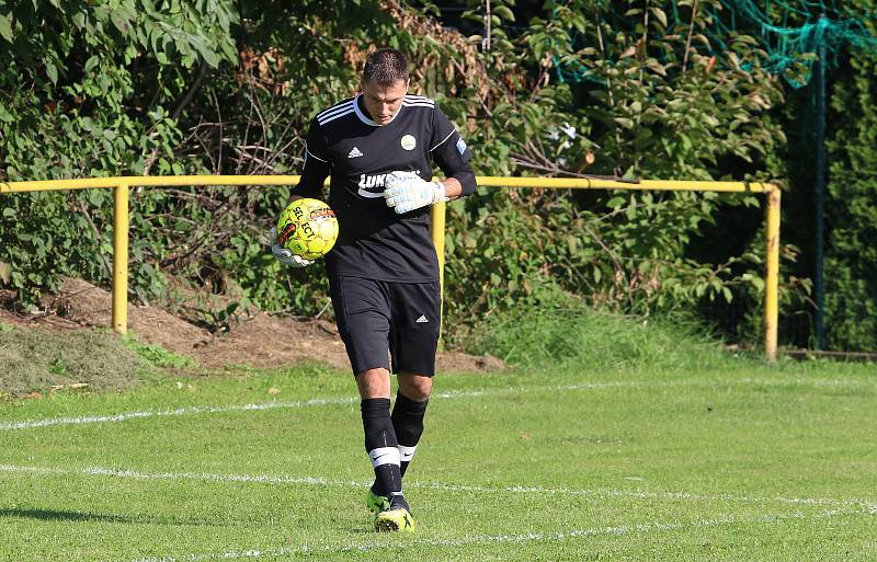 Fotbalisté Kudlova (šedé dresy) v nedělním derby podlehli Provodovu 1:2.