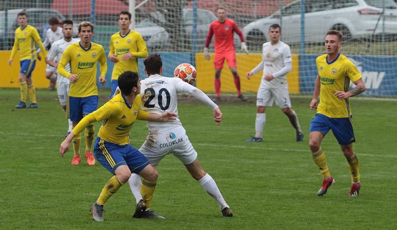 Nedělní derby fotbalistů Zlína a Slovácka v MSFL skončilo výhrou domácího Fastavu 2:1.