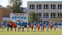 Fotbalisté Malenovic (růžové dresy) ve 26. kole krajské I. B třídy skupiny C podlehli Vlčnovu 1:2.