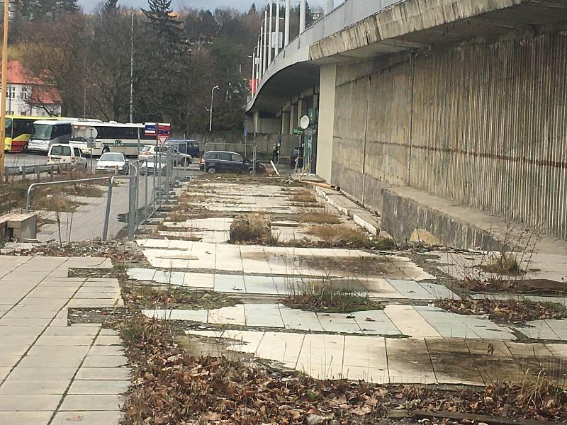 Prostor po zbourané budově EKOFERM hyzdí zlínské autobusové nádraží.