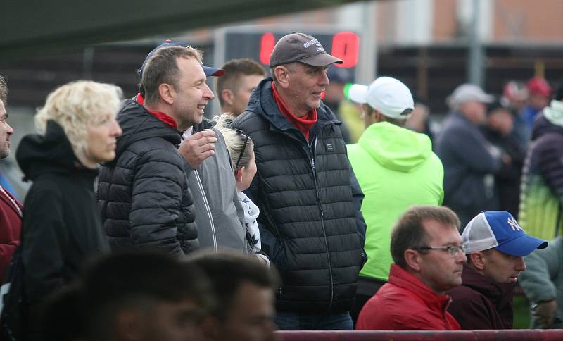 V 9. kole I. B třídy skupiny B domácí výběr Louk (v černém) udolal snaživou rezervu Slušovic 2:0,