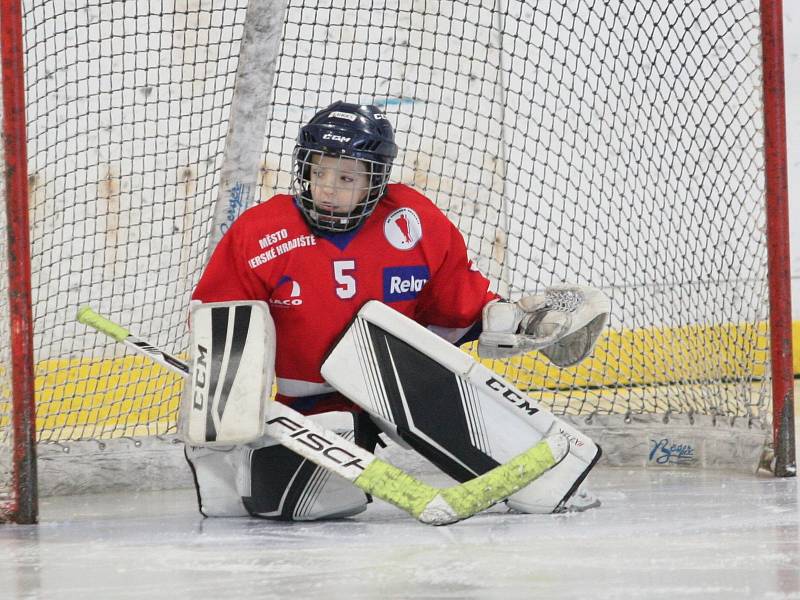 Mladí hokejoví Berani Zlín (v modrém) v duelu hráčů ročníku narození 2014 změřili v sobotu síly s Uherským Hradištěm.