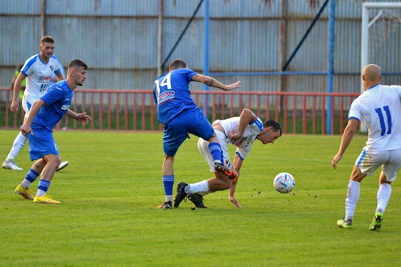 Fotbalisté Kvítkovic (modré dresy) doma prohráli s Baníkem Ostrava "B" 2:5.