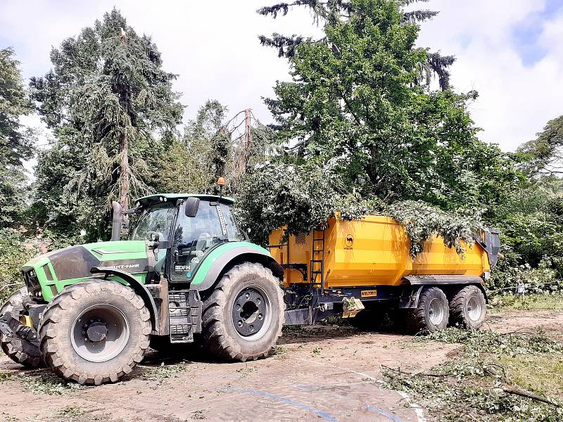 Luhačovicemi se ve čtvrtek prohnalo tornádo. nemělo takovou intenzitu jako na jižní Moravě, ale i zde způsobilo spoušť.