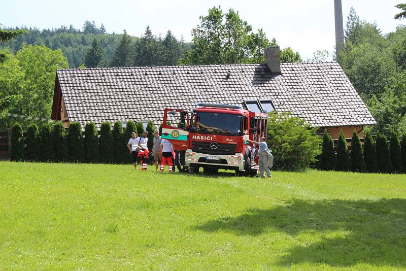 Záchranáři přijíždějí pro pacientku s virem Ebola a transportují do nemocnice Na Bulovce. Zde funguje jediné civilní pracoviště na superspecializované případy infekčních nemocí v České republice. V rámci konference Medicína katastrof si hasiči města Zlína