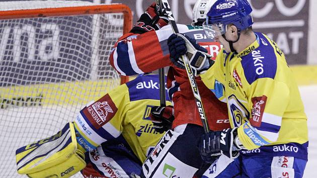 Hokejové utkání Tipsport extraligy v ledním hokeji mezi HC Dynamo Pardubice (červenobílém) a HC Aukro Berani Zlín ( ve žlutomodrém) v pardudubické Tipsport areně.