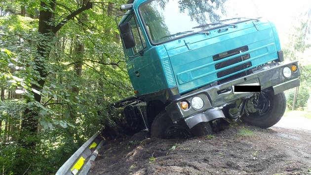  Kuriózní záchranná akce se odehrála v pondělí odpoledne na silnici u obce Jasenná na Zlínsku. Hasiči na místo vyjížděli k vyproštění tatrovky ze srázu, druhá pomáhala při jejím zajištění a třetí pak zajistila vyproštění.